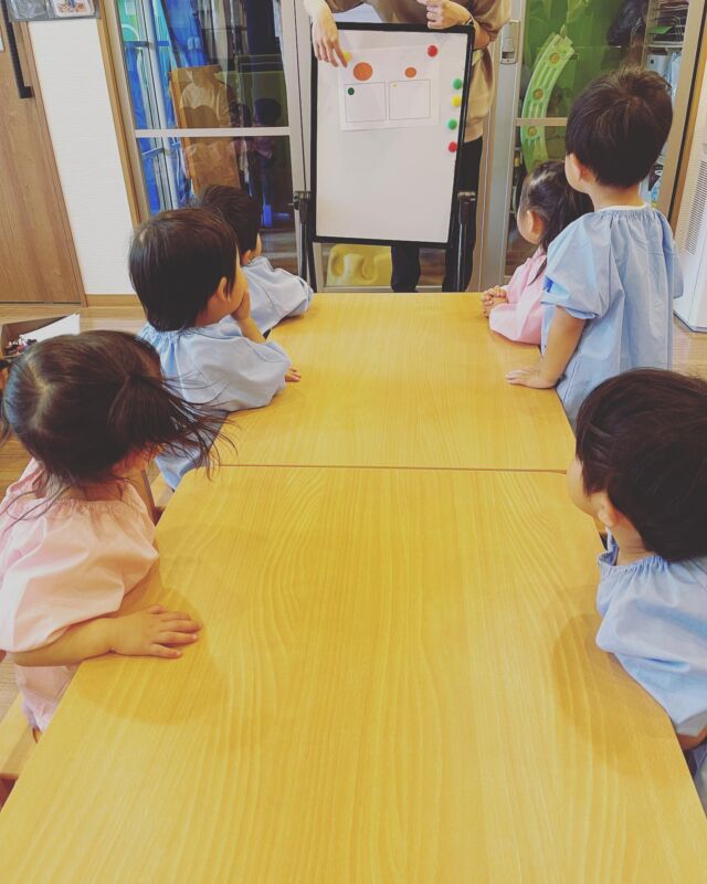 ★知育の時間★
2歳児
フラッシュカード
ひらがな表
受け答え
大きい.小さいの認識。
それぞれの大きさのシール貼りをしました！
その後はイラストを使いゲーム感覚で大きい小さいの認識ができるよう楽しく知育の時間を過ごしました♪

#senju保育園 #東住吉区 #知育 #知育遊び #フラッシュカード #五感 #2歳児 #企業主導型保育園