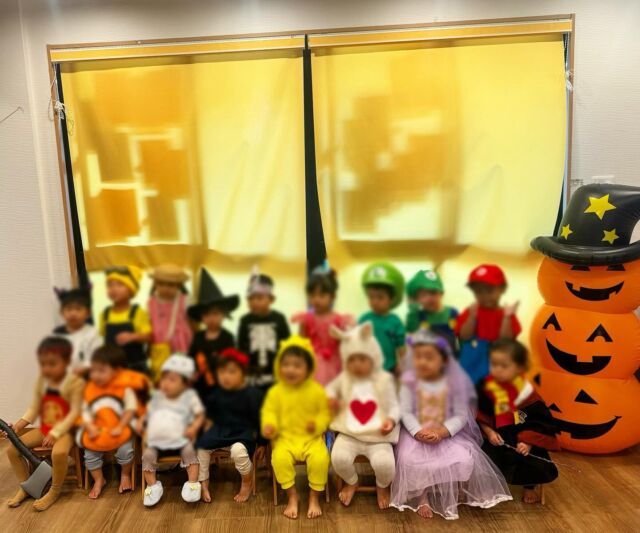 ㅤㅤㅤㅤㅤㅤㅤㅤㅤㅤㅤㅤㅤ
ㅤㅤㅤㅤㅤㅤㅤㅤㅤㅤㅤㅤㅤ
今日はハロウィンパーティーを行いました🎃🦇
みんなとっても可愛い仮装姿で登園してきて下さり、
子どもたちもお友だちの変身した様子に興味津々でした✨
仮装のご協力ありがとうございました😊

お化けのかくれんぼゲームをして、
無事に見つけられた後はお菓子をゲット出来ました🍭🍬
ㅤㅤㅤㅤㅤㅤㅤㅤㅤㅤㅤㅤㅤ
ㅤㅤㅤㅤㅤㅤㅤㅤ給食もハロウィンㅤㅤㅤㅤㅤメニューだったので、
みんな嬉しそうに食べていました🍝🍴
ㅤㅤㅤㅤㅤㅤㅤㅤㅤㅤㅤㅤㅤ
ㅤㅤㅤㅤㅤㅤㅤㅤㅤㅤㅤㅤㅤㅤㅤㅤㅤㅤㅤㅤㅤㅤㅤㅤㅤㅤ

#senju保育園#東住吉区#北田辺#今川
#保育園#企業主導型#企業主導型保育園#ハロウィン#ハロウィンパーティー#仮装
ㅤㅤㅤㅤㅤㅤㅤㅤㅤㅤㅤㅤㅤ