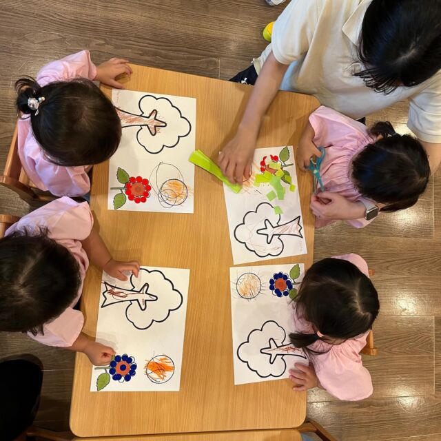 先日の知育の様子です✏️
2歳児はハサミの1回切り・糊付け・色塗り・シール貼りのまとめプリントです。
1歳児はマグネットで形のお勉強をしたり、小麦粘土で感触遊びをしました。

みんな手先が器用になり、最後まで集中して取り組みました⭐️

#senju保育園#東住吉区#北田辺#今川#保育#保育園#企業主導型保育園#企業主導型#知育#2歳児#1歳児