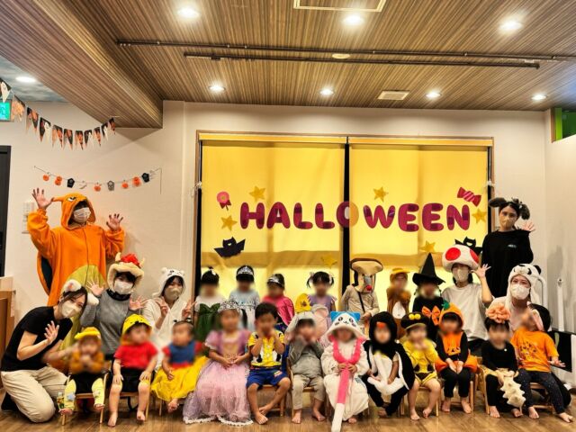 ㅤㅤㅤㅤㅤㅤㅤㅤㅤㅤㅤㅤㅤ
ㅤㅤㅤㅤㅤㅤㅤㅤㅤㅤㅤㅤㅤ
ㅤㅤㅤㅤㅤㅤㅤㅤㅤㅤㅤㅤㅤ
🦇🎃𝐇𝐚𝐥𝐥𝐨𝐰𝐞𝐞𝐧 𝐏𝐚𝐫𝐭𝐲🎃🦇
ㅤㅤㅤㅤㅤㅤㅤㅤㅤㅤㅤㅤㅤ
今年もみんなとっても可愛い仮装姿で来てくれました🌟
写真撮影をした後は、シルエット当てクイズをして
おばけやかぼちゃを見つけたり、
かぼちゃ風船運びリレーをしたり、
トリックオアトリート！と先生たちに言って
お菓子を沢山貰いました🍭🍬
最後はハロウィンならではの給食を食べて
大喜びの子どもたちでした🎃♥️
ㅤㅤㅤㅤㅤㅤㅤㅤㅤㅤㅤㅤㅤ
衣装のご協力ありがとうございました🙇‍♀️

ㅤㅤㅤㅤㅤㅤㅤㅤㅤㅤㅤㅤ

#senju保育園#東住吉区#北田辺#今川
#保育園#企業主導型#企業主導型保育園#ハロウィン#ハロウィンパーティー#仮装